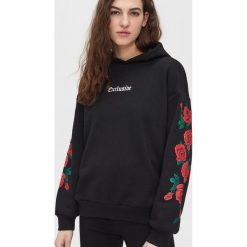 Bluza z motywem róży - Czarny. Czarne bluzy damskie Cropp, s, bez wzorów, bez rękawów, bez kaptura. Za 89,99 zł.