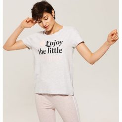 T-shirt piżamowy z napisem - Jasny szar. Szare piżamy damskie House, l, z napisami. Za 19,99 zł.