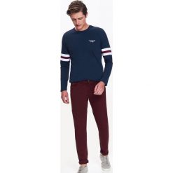 Spodnie długie męskie 5 pocket o dopasowanym kroju. Czerwone spodnie męskie Top Secret, na co dzień, na zimę, m, bez wzorów, z bawełny, eleganckie, długie. W wyprzedaży za 39,99 zł.
