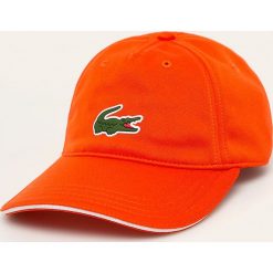 Lacoste - Czapka. Czerwone czapki męskie Lacoste, z aplikacjami, z poliesteru. Za 239,90 zł.