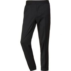 Filippa K TERRY GABARDINE Spodnie materiałowe dark spruce. Zielone spodnie męskie marki Filippa K, m, bez wzorów, z elastanu. Za 739,00 zł.