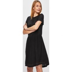 Calvin Klein Jeans - Sukienka. Czarne sukienki damskie Calvin Klein Jeans, na co dzień, s, bez wzorów, z poliesteru, casualowe, z okrągłym kołnierzem, z krótkim rękawem, krótkie, mini, rozkloszowane. Za 379,90 zł.