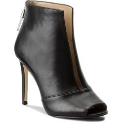 Szpilki GUESS - Funtime2 FLFN21 LEA09 BLACK. Czarne botki damskie skórzane marki Guess, z aplikacjami. W wyprzedaży za 499,00 zł.