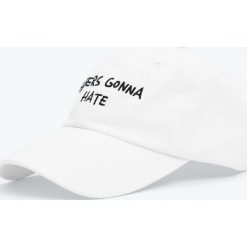 Czapka z czarnym napisem. Czarne czapki męskie marki Pull&Bear, z napisami. Za 59,90 zł.