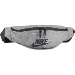 Saszetka nerka NIKE - BA6403 133 Szary. Szare nerki damskie Nike, bez wzorów, z materiału, młodzieżowe, bez dodatków. Za 79,00 zł.