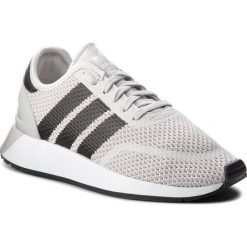 Buty adidas - N-5923 AQ1125 Greone/Cblack/Ftwwht. Szare buty sportowe damskie Adidas, na co dzień, bez wzorów, z tworzywa sztucznego, klasyczne, bez obcasa, na płaskiej podeszwie, bez zapięcia. W wyprzedaży za 269,00 zł.