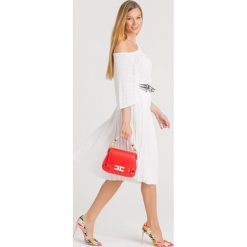 SUKIENKA ELISABETTA FRANCHI. Białe sukienki damskie Elisabetta Franchi, na co dzień, w paski, z tkaniny, z okrągłym kołnierzem, bez rękawów, midi, proste. Za 1150,00 zł.
