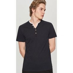 T-shirty męskie: T-shirt z dwuczęściowym dekoltem – Granatowy