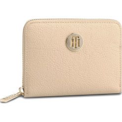 Duży Portfel Damski TOMMY HILFIGER - Th Core Comp Za Wallet AW0AW06502 271. Brązowe portfele damskie marki TOMMY HILFIGER, bez wzorów, ze skóry ekologicznej. Za 269,00 zł.