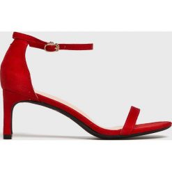 Answear - Sandały Ideal Shoes. Czerwone sandały damskie ANSWEAR, bez wzorów, z materiału, bez obcasa, na obcasie, na klamry. W wyprzedaży za 79,90 zł.