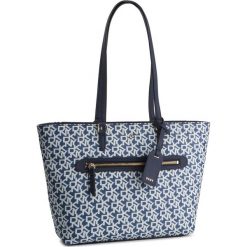 Torebka DKNY - R84AF398 Denim Logo/Navy DED. Niebieskie torebki klasyczne damskie DKNY, bez wzorów, ze skóry ekologicznej, klasyczne, na ramię, bez dodatków. Za 499,00 zł.