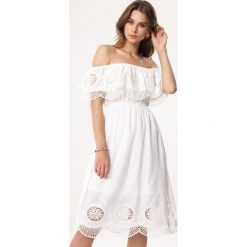 Biała Sukienka Glower. Białe sukienki damskie Born2be, na lato, s, bez wzorów, z tkaniny, bez kołnierzyka, bez rękawów. Za 199,99 zł.
