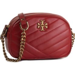 Torebka TORY BURCH - Kira Chevron Camera Bag 60227 Red Apple 611. Czerwone torebki klasyczne damskie Tory Burch, bez wzorów, ze skóry, eleganckie, na ramię, bez dodatków. Za 1569,00 zł.