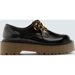Buty typu derby na grubej podeszwie z ozdobną perforacją. Półbuty damskie Pull&Bear, bez wzorów, bez obcasa, na płaskiej podeszwie, bez zapięcia. Za 139,00 zł.