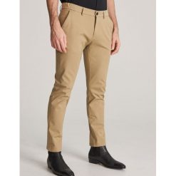 Bawełniane chinosy slim - Beżowy. Brązowe spodnie męskie Reserved, m, z bawełny. Za 129,99 zł.