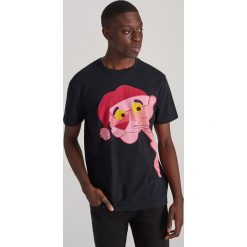 T-shirt Różowa Pantera - Czarny. Czarne t-shirty męskie Reserved, s, bez wzorów, bez kołnierzyka. Za 59,99 zł.