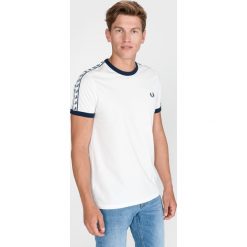 Fred Perry Koszulka Biały. Białe koszulki męskie Fred Perry, xl, z haftami, z bawełny, bez kołnierzyka, krótkie. Za 221,95 zł.
