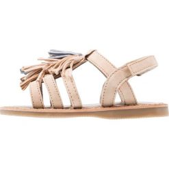 XTI Sandały nude. Brązowe sandały chłopięce marki Xti, z materiału, z otwartym noskiem. W wyprzedaży za 125,95 zł.