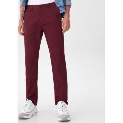 Spodnie chino - Bordowy. Czerwone spodnie męskie House, s, bez wzorów. W wyprzedaży za 49,99 zł.