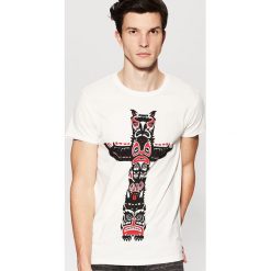 T-shirty męskie: T-shirt z nadrukiem etno – Kremowy