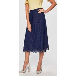 Tommy Hilfiger - Spódnica. Niebieskie spódniczki damskie TOMMY HILFIGER, na co dzień, w koronkowe wzory, z elastanu, casualowe, z podwyższonym stanem, midi, rozkloszowane. Za 949,90 zł.