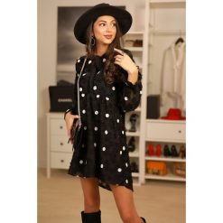 Sukienka KAROLA. Czarne sukienki damskie IVET, bez wzorów, eleganckie, bez kołnierzyka, z krótkim rękawem, krótkie, mini. W wyprzedaży za 89,00 zł.