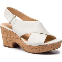 Sandały CLARKS - Maritsa Lara 261413754 White Leather. Białe klapki damskie Clarks, bez wzorów, ze skóry, bez obcasa, na obcasie. W wyprzedaży za 299,00 zł.