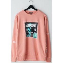 Bluza z nadrukiem - Różowy. Różowe bluzy męskie Cropp, s, z nadrukiem, bez kołnierzyka, bez rękawów, bez kaptura. Za 79,99 zł.
