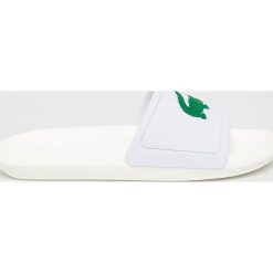Lacoste - Klapki. Białe klapki damskie Lacoste, bez wzorów, z materiału, bez obcasa, na obcasie. W wyprzedaży za 129,90 zł.