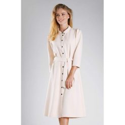 Sukienka w kolorze beżowym. Brązowe sukienki damskie Moda na kolor, xs, w paski, z tkaniny, bez kołnierzyka, bez rękawów, midi, rozkloszowane. W wyprzedaży za 169,95 zł.