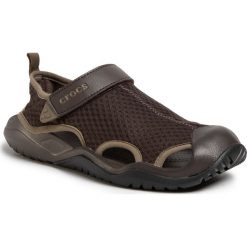 Sandały CROCS - Swiftwater Mesh Deck Sandal M 205289 Espresso. Pomarańczowe klapki męskie Crocs, z tworzywa sztucznego, bez zapięcia. Za 219,00 zł.