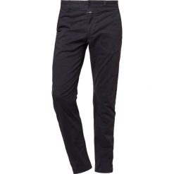 CLOSED CLIFTON SLIM Chinosy black. Czarne chinosy męskie marki CLOSED, z bawełny. W wyprzedaży za 399,20 zł.