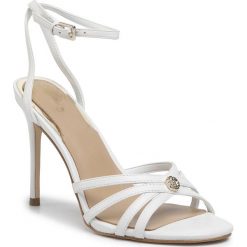 Sandały GUESS - Kalista FL6KAA LEA03 WHITE. Białe klapki damskie Guess, z aplikacjami, ze skóry ekologicznej, bez obcasa, na obcasie. Za 639,00 zł.