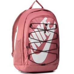 Plecak NIKE - BA5883-689 Różowy. Różowe plecaki męskie Nike, bez wzorów, z materiału, sportowe. Za 169,00 zł.