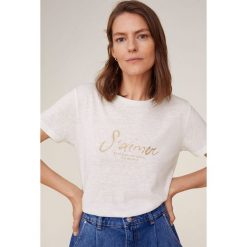 Mango - T-shirt Pscomb. Białe bluzki damskie Mango, s, z nadrukiem, z bawełny, casualowe, z okrągłym kołnierzem, z krótkim rękawem. Za 59,90 zł.