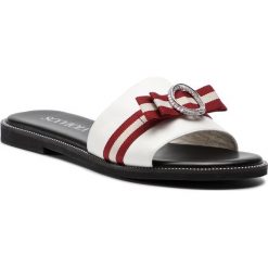Klapki SCA'VIOLA - B-113 White. Białe klapki damskie Sca'viola, z aplikacjami, ze skóry, bez obcasa, na obcasie. Za 259,00 zł.