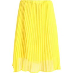 Spódniczki plisowane damskie: JUST FEMALE MOE MIDI SKIRT Spódnica trapezowa buttercup