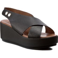 Sandały INUOVO - 7141 Black. Czarne klapki damskie marki Inuovo, z aplikacjami, ze skóry, bez obcasa, na obcasie. W wyprzedaży za 169,00 zł.