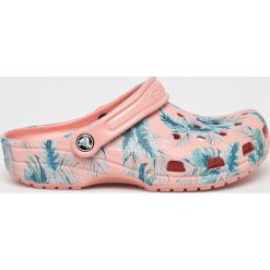 Crocs - Klapki. Różowe klapki damskie Crocs, bez wzorów, z gumy, bez obcasa. Za 179,90 zł.