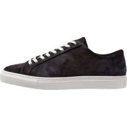 Filippa K MORGAN Sneakersy niskie offblack. Czarne sneakersy męskie marki Filippa K, bez wzorów, ze skóry, bez zapięcia. Za 879,00 zł.