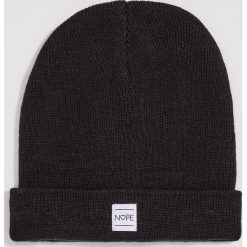 Czapka beanie Nope - Czarny. Czarne czapki damskie Sinsay, bez wzorów. Za 14,99 zł.
