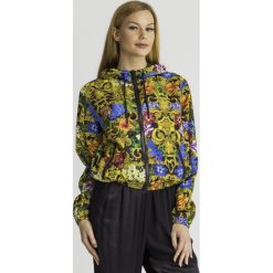 KURTKA Versace Jeans Couture. Kurtki damskie Versace Jeans Couture, bez wzorów, z jeansu, bez kaptura. Za 1509,00 zł.