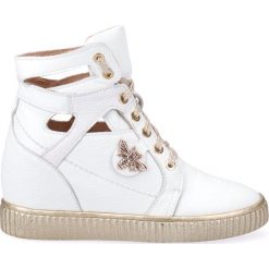 Sneakersy biało złote z muchą na koturnie. Białe trampki i tenisówki damskie Arturo Vicci, z aplikacjami, ze skóry, bez zapięcia. Za 223,30 zł.