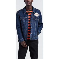 Dżinsowa kurtka "MLB Denim Trucker" w kolorze niebieskim. Niebieskie kurtki męskie Levi's®, s, z aplikacjami, z bawełny. W wyprzedaży za 239,95 zł.