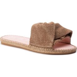 Klapki MANEBI - Sanbdals With Knot B 0.0 J0 Beige Jute. Pomarańczowe klapki damskie Manebi, bez wzorów, z tworzywa sztucznego, bez obcasa. W wyprzedaży za 329,00 zł.