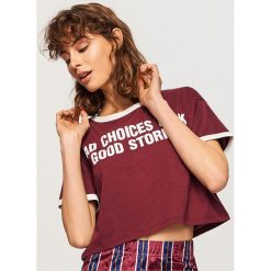 Krótki t-shirt z nadrukiem - Bordowy. Czerwone t-shirty damskie Reserved, l, z nadrukiem. W wyprzedaży za 19,99 zł.