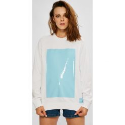 Calvin Klein Jeans - Bluza. Białe bluzy damskie Calvin Klein Jeans, s, z nadrukiem, z bawełny, bez rękawów, bez kaptura. W wyprzedaży za 269,90 zł.