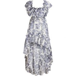 Sukienka LOVESHACKFANCY ALEXIA. Niebieskie sukienki damskie LoveShackFancy, w kwiaty, z bawełny, wakacyjne, z asymetrycznym kołnierzem, bez rękawów, asymetryczne. W wyprzedaży za 2374,00 zł.