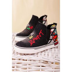 Czarne trampki z haftem casu 20w11/b. Czarne trampki dziewczęce Casu, z haftami, bez zapięcia. Za 49,99 zł.