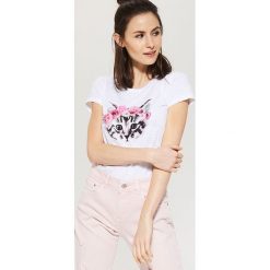 T-shirt z kotem - Biały. Białe t-shirty damskie marki House, s, bez wzorów, bez kołnierzyka. Za 29,99 zł.